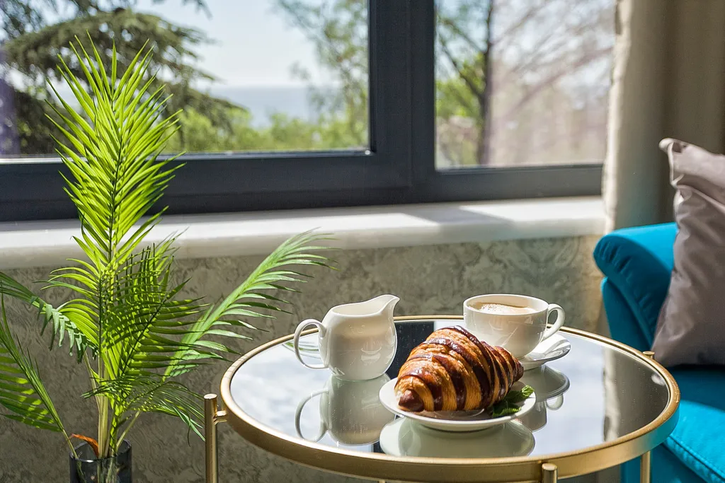 Золотой Ананас с видом на море