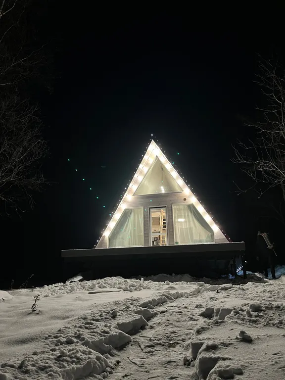 А-фрейм на берегу залива