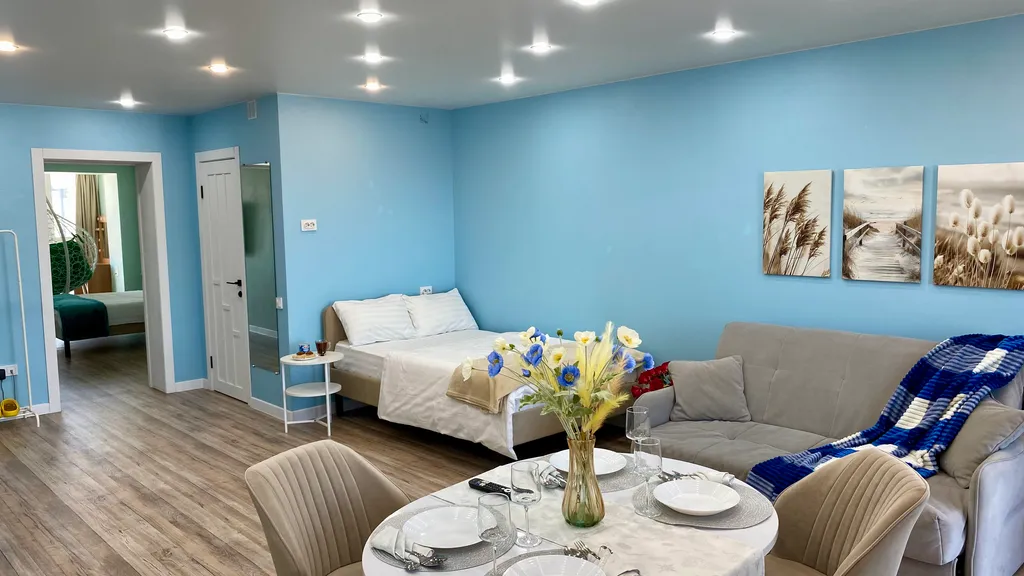 Ваш оазис спокойствия с видом на реку и горы в центре городской жизни