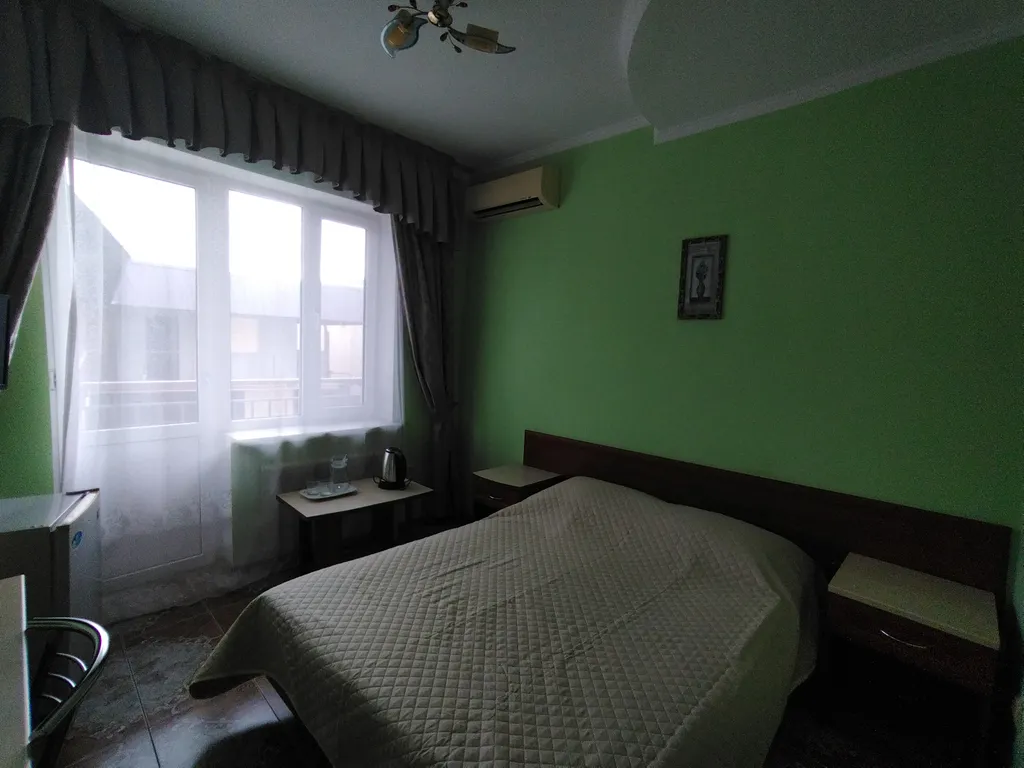 Квартира Квартира Двухместный номер с балконом в гостевом доме "Легенда" с бассейном. — Анапа