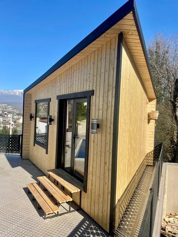 Стильный дом с открытым бассейном и сауной