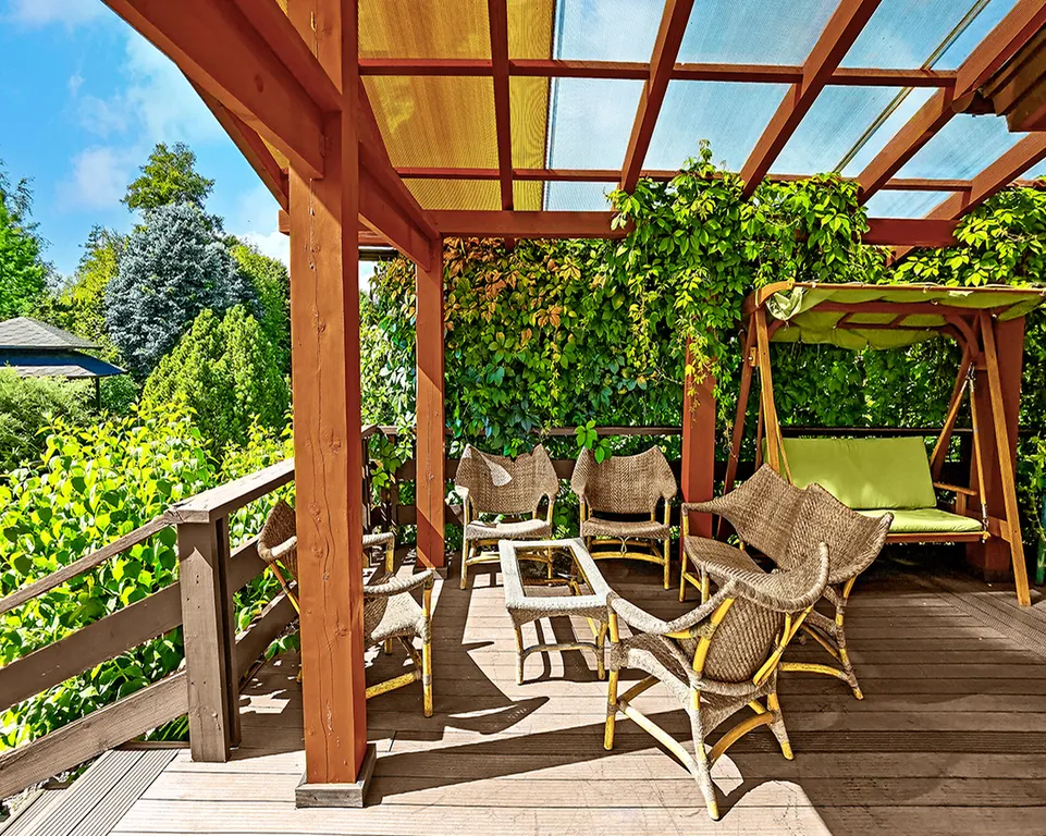 Коттедж в лесу с видом на озеро