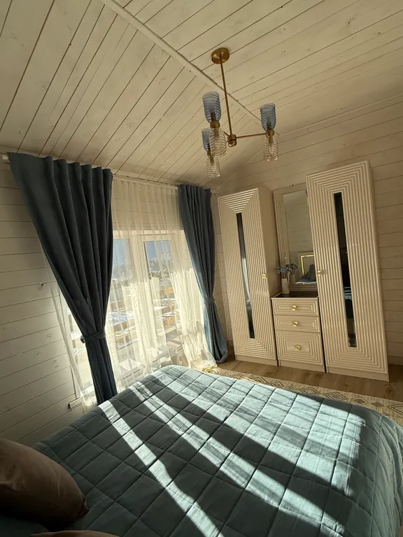 Дом в лесу с видом на горы