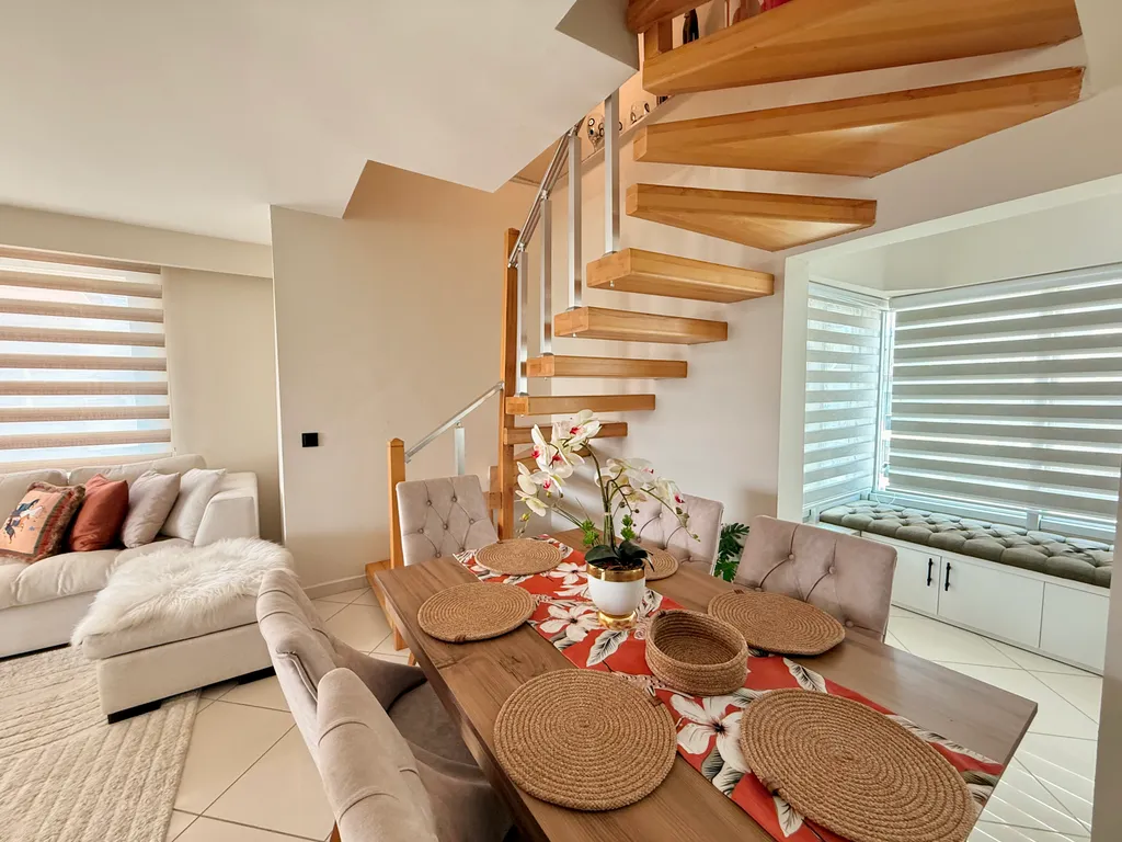 Двухуровневые апартаменты с видом на море и горы