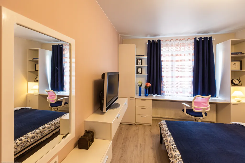 Три комнаты и два балкона в районе дендрария