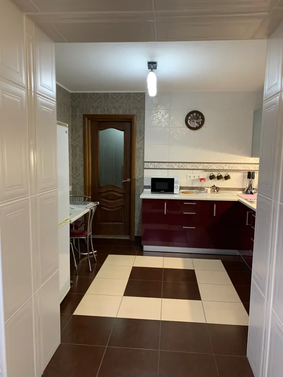 Апартаменты в центре города, с видом на церковь и парк.