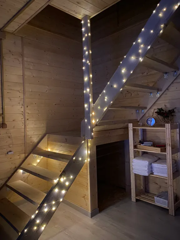 Дом в окружении леса и гор