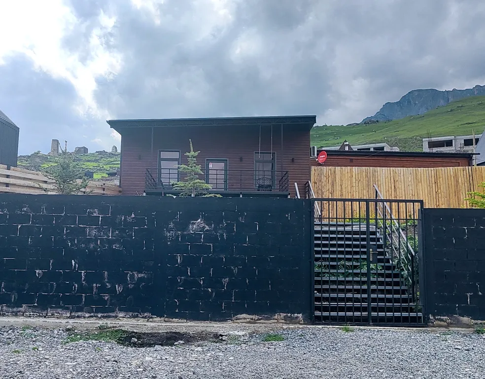 Коттедж с видом на горы и террасой