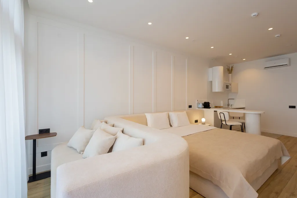 Молочный берег с панорамным видом на море