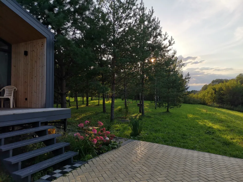 Современный уютный домик с камином на берегу реки Оки