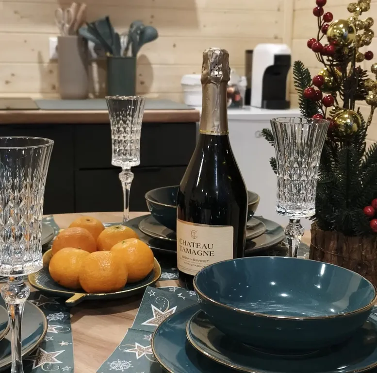 Уютный домик с банным чаном в окружении леса