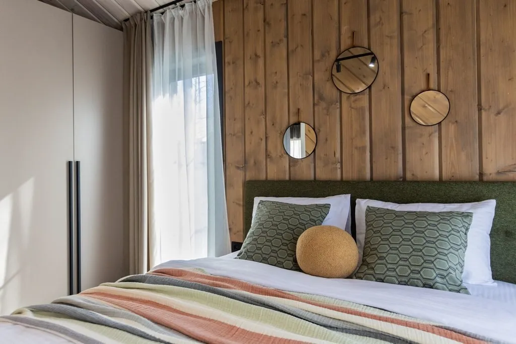 Дизайнерский панорамный дом с сауной в хвойном лесу