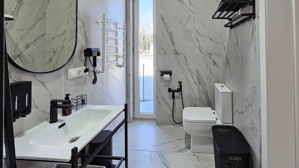 Уютный дом с панорамными окнами и видом на лес