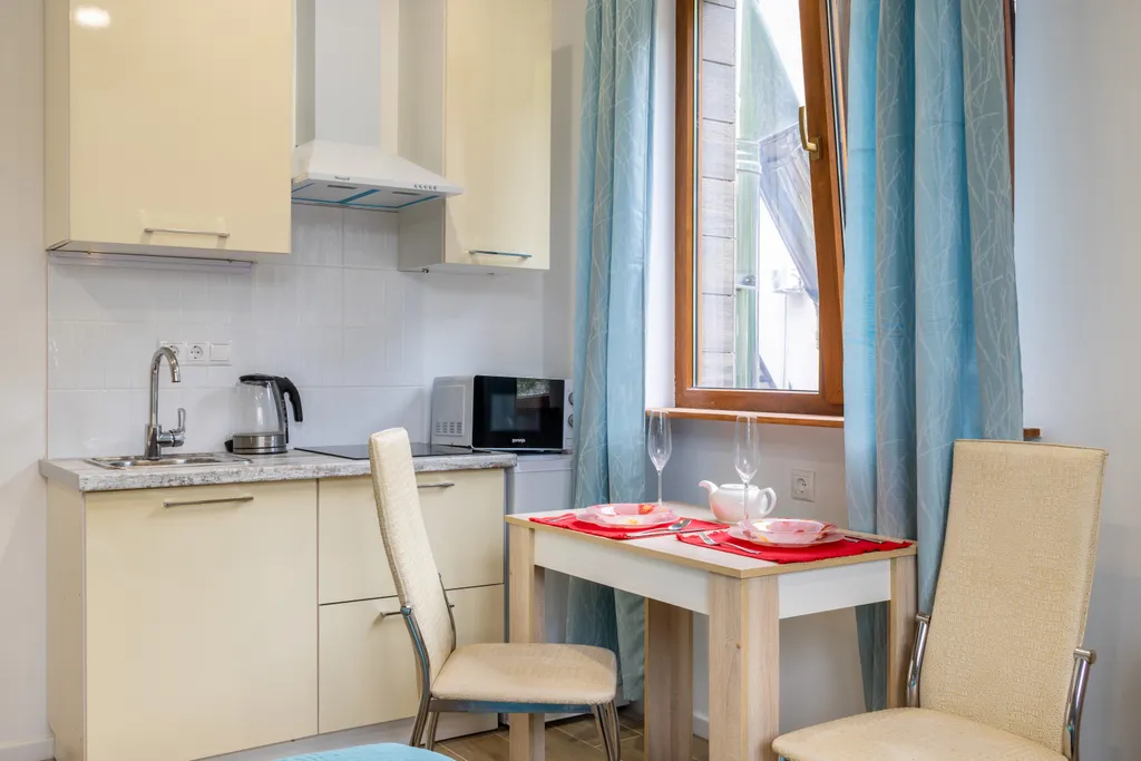 Светлая студия с 2 окнами и видом на горы