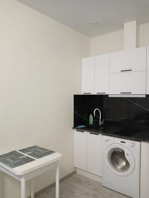 Уютная, светлая студия с панорамными окнами