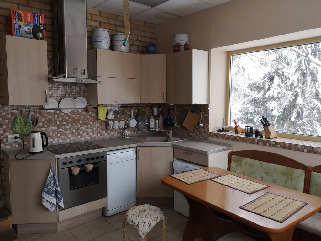 Вместительный, теплый дом на берегу реки Воря