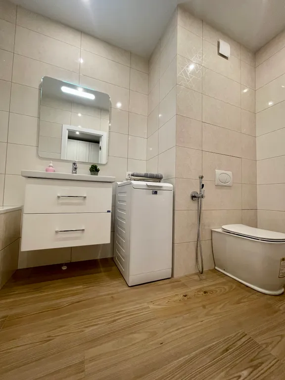 Новая квартира с кроватью возле панорамного окна, высокий этаж