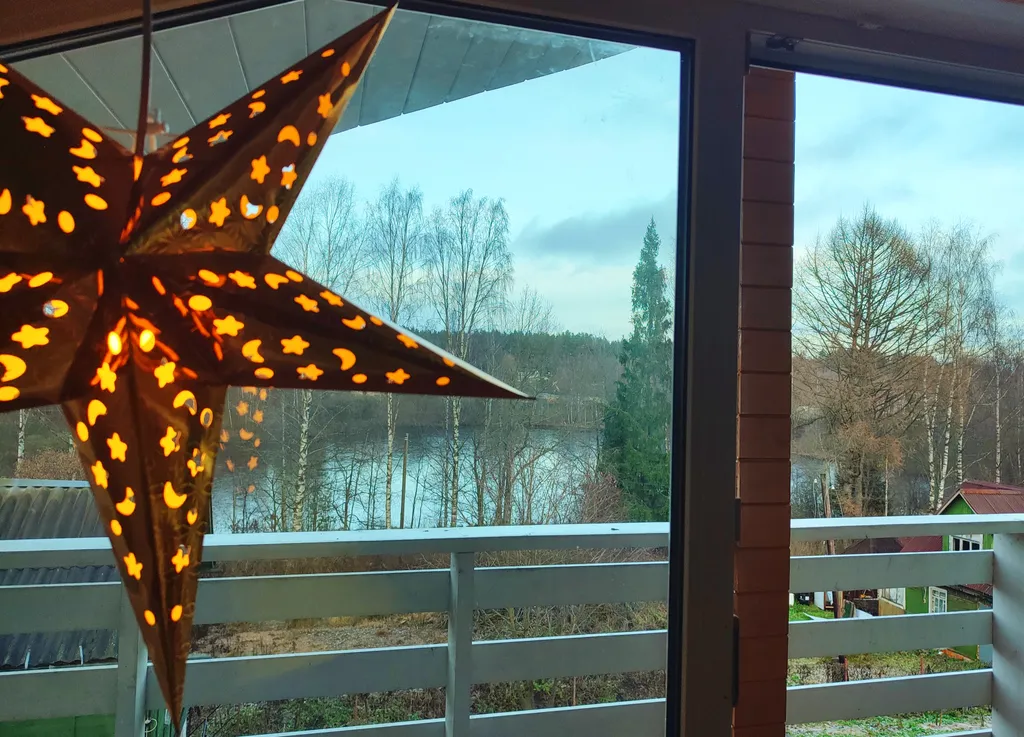 Петербургская дача на холме прямо у озера