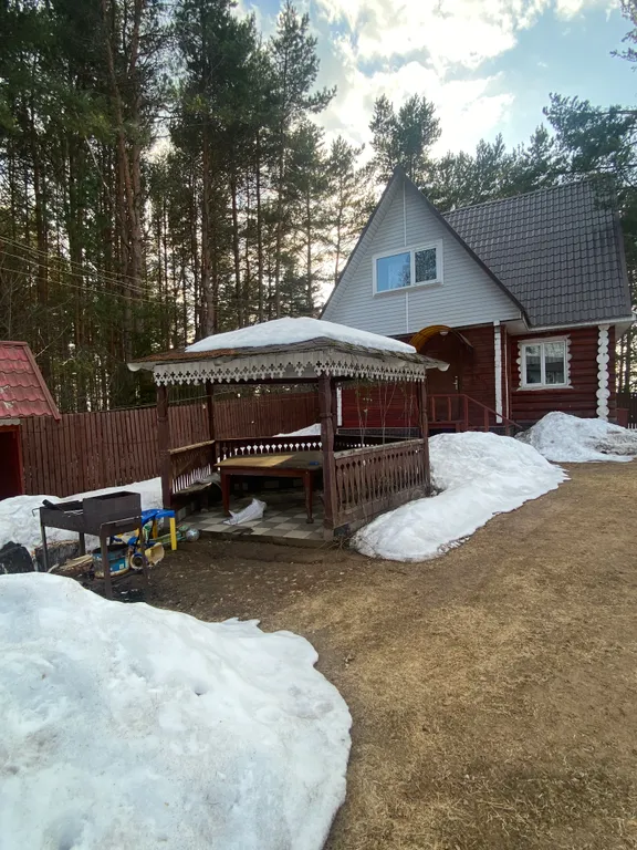 Дом  на  берегу озера Селигера