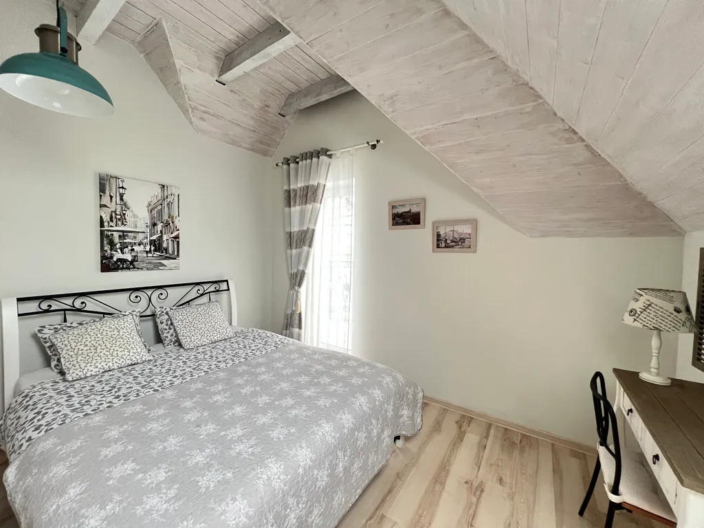 Коттедж с отдельным входом и видом на сад