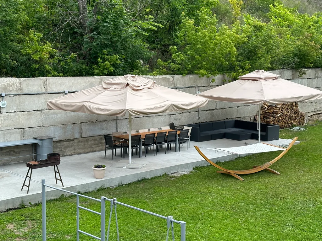 Уютный дом на берегу реки Волга