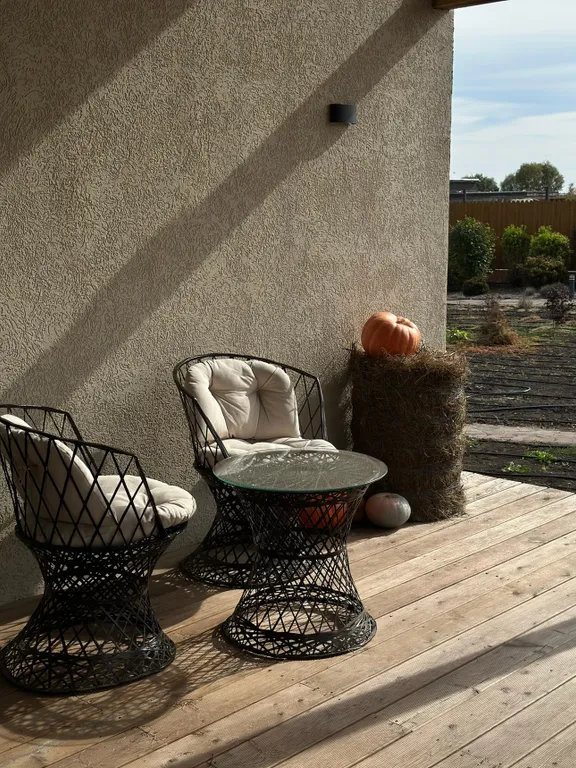 Дом-баня в красивом саду рядом с водоемом