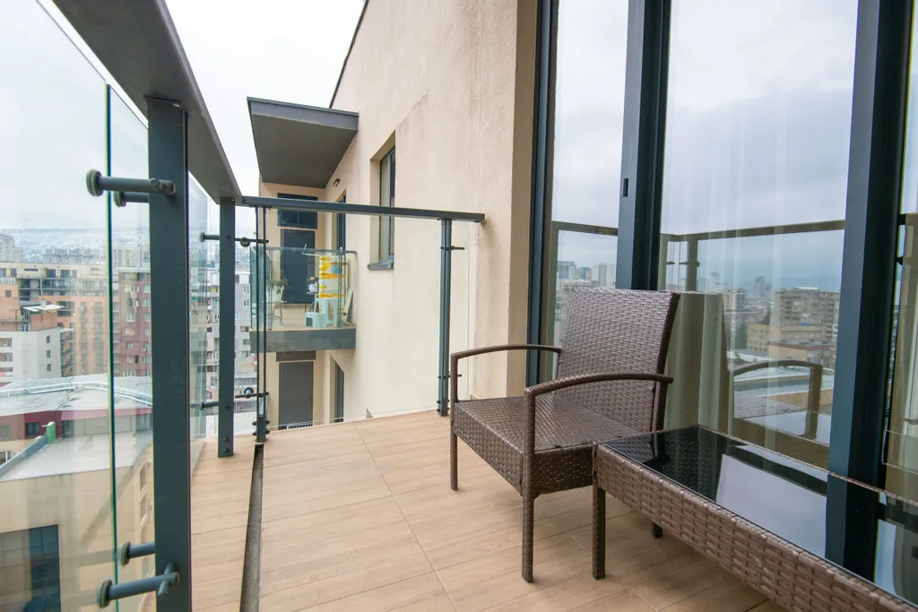 Уютные апартаменты с видом на колесо обозрения и город