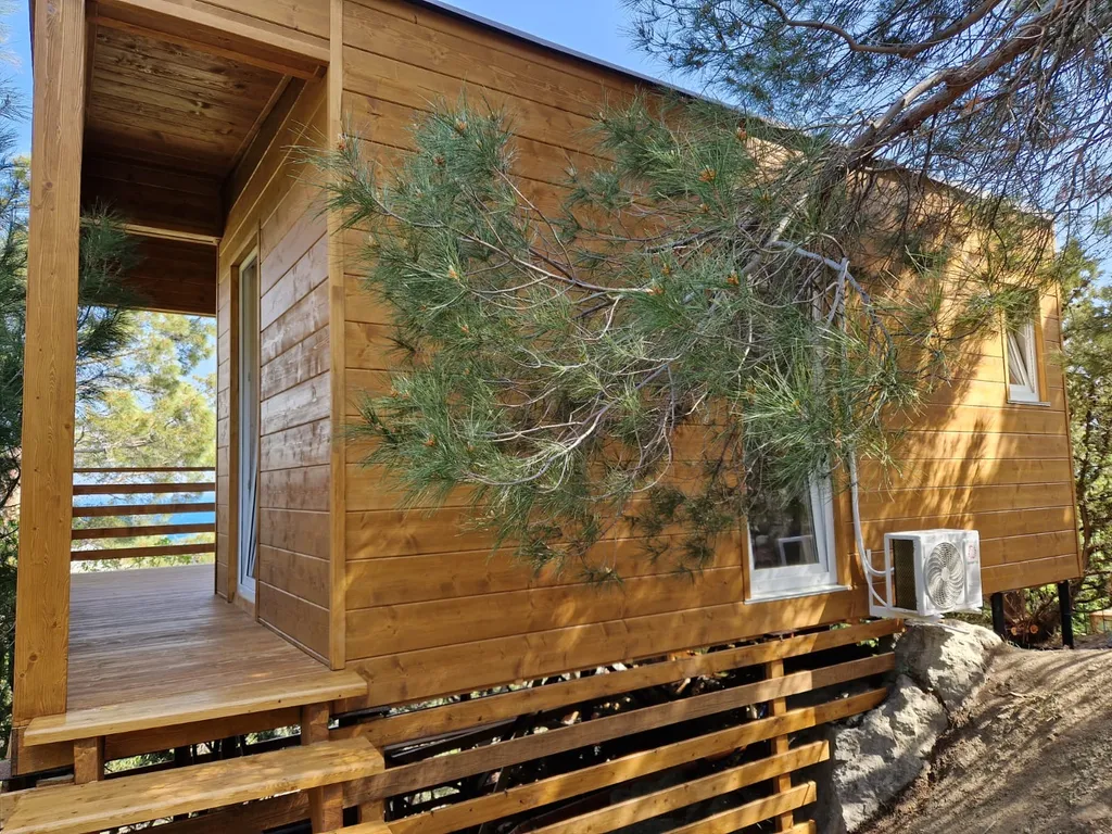 Уютный деревянный домик с видом на море