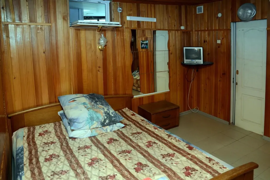 Двухкомнатный номер с балконом с видом на море в 20м от него