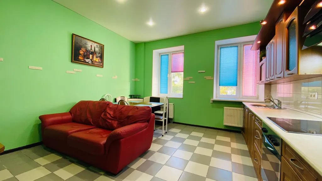 Просторная квартира с лоджией на площади Революции