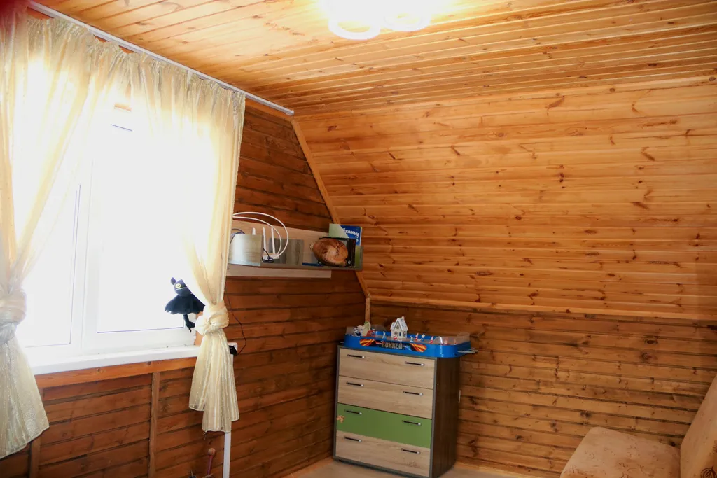 Коттедж на берегу реки с видом на сосновый лес