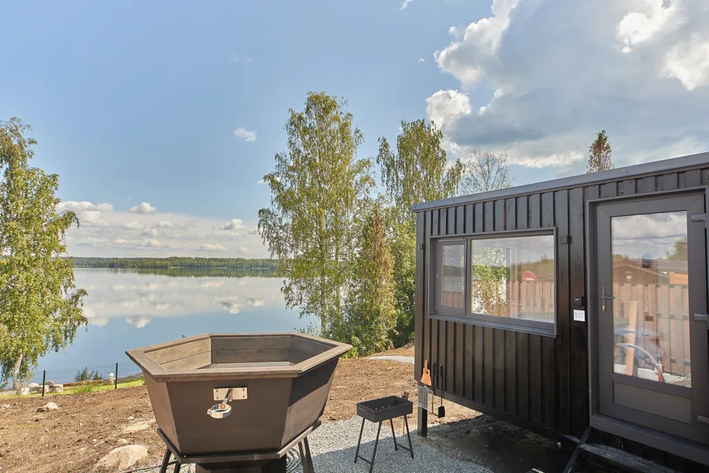 Домик с чаном на берегу озера