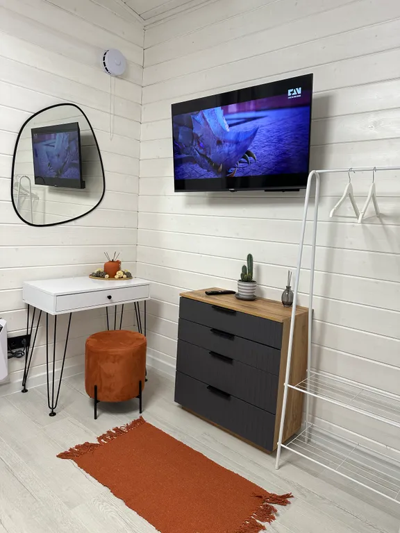 Дом на холме у леса