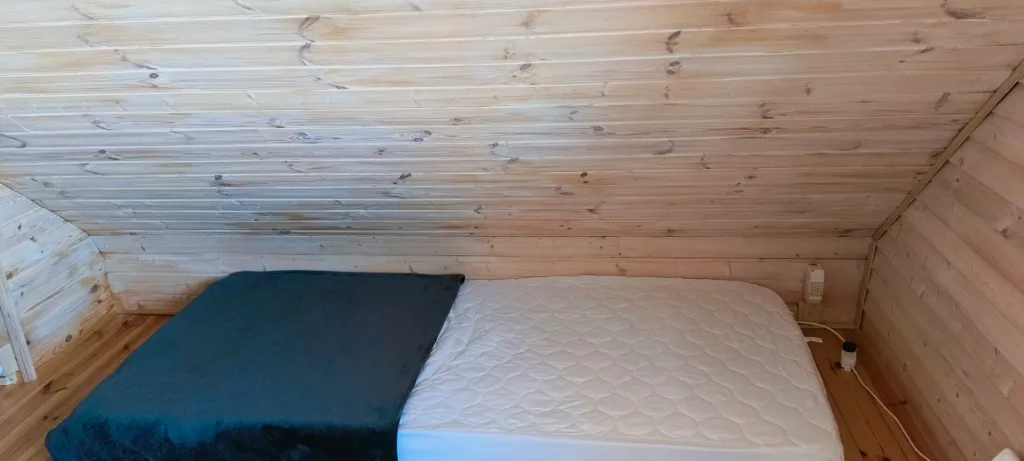 Дом в тихой деревне у озера