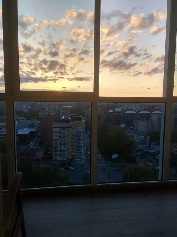 С видом на город и реку