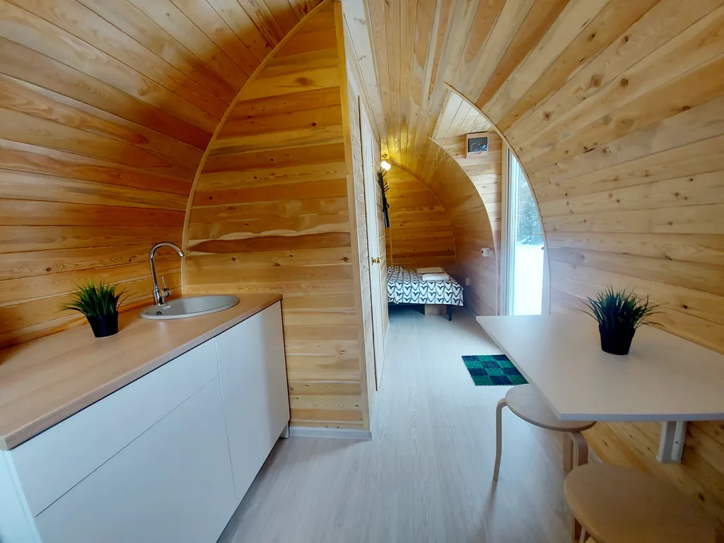 Уютный кемпинг среди леса с видом на горы