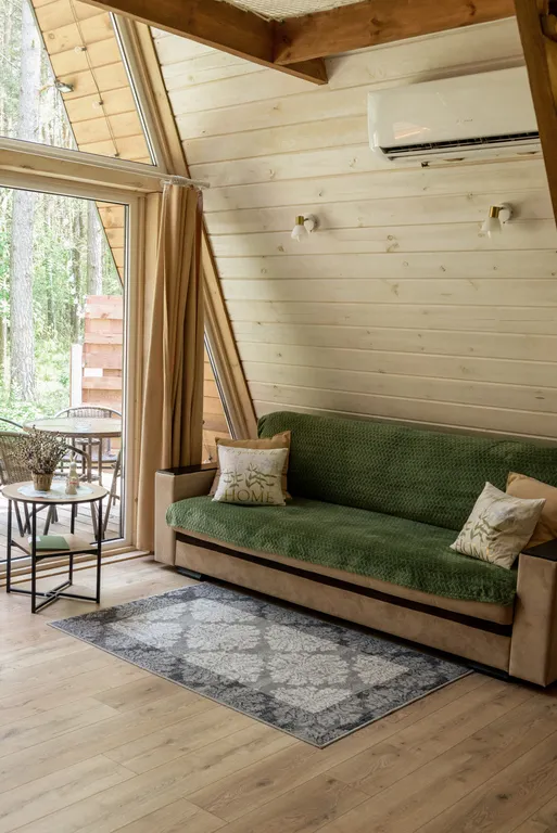 Треугольный Дом в лесу