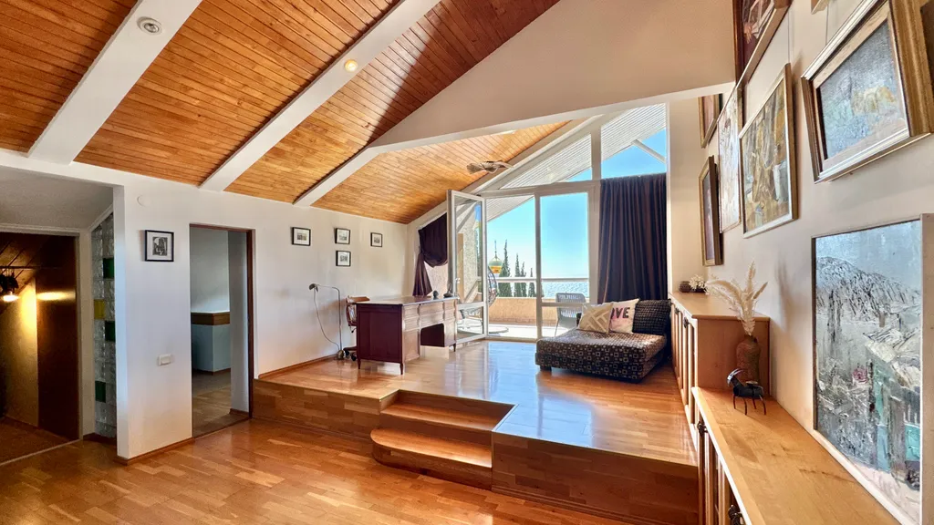 Дом у моря с личным парком, бассейном и сауной