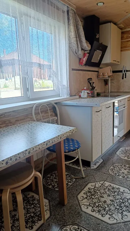 Домик около озера и леса