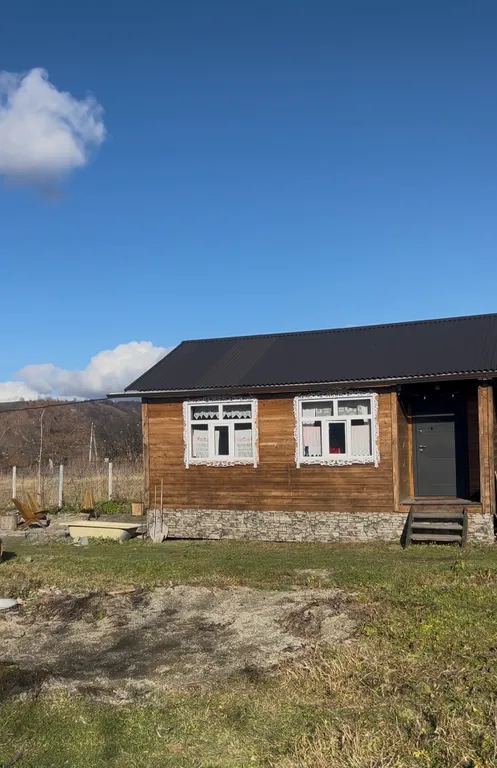 Дом в горах у реки