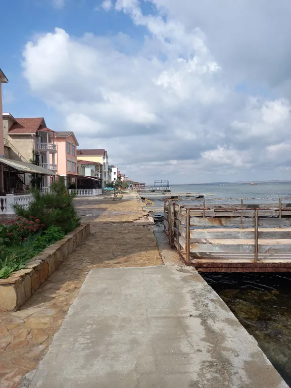 Часть дома с зеленым двориком на Косе у моря