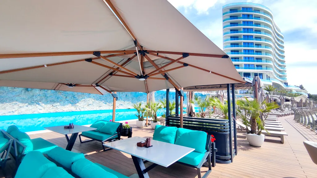 Студия с панорамным видом на море