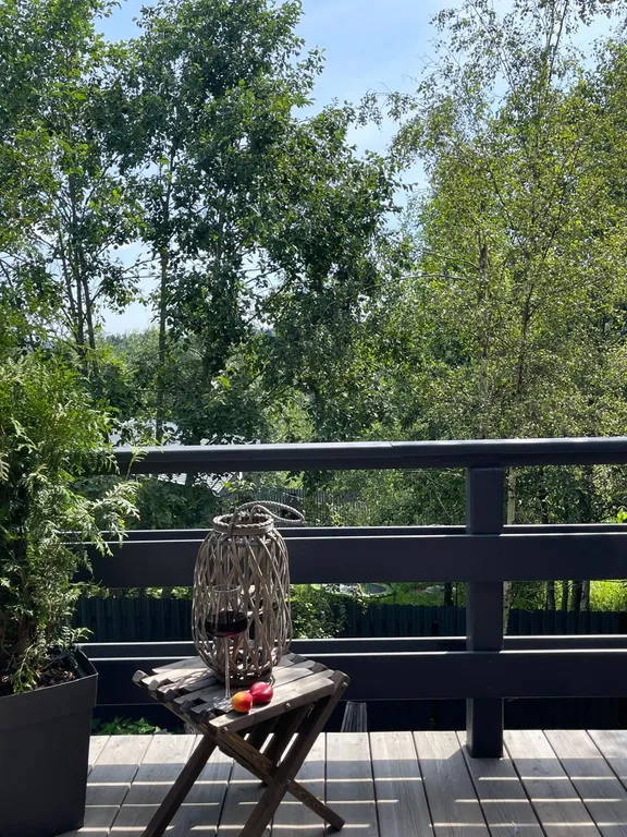 Дом в облаках у леса