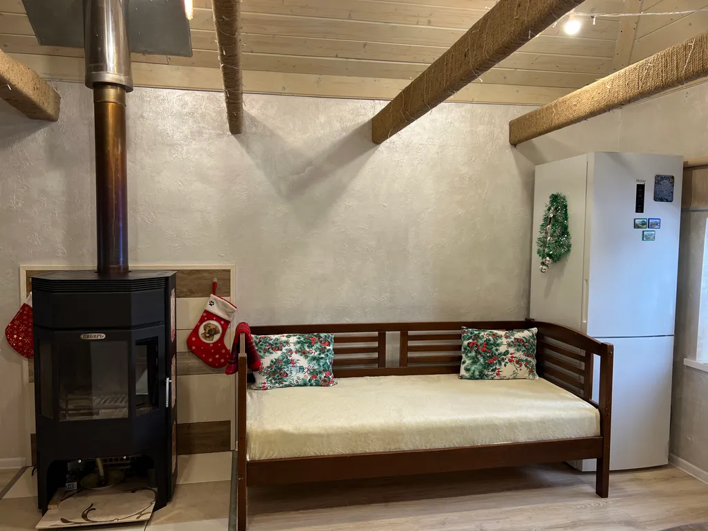 Душевный домик на берегу реки