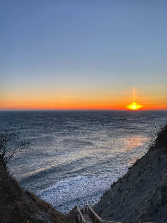 Дом на краю леса с видом на горы