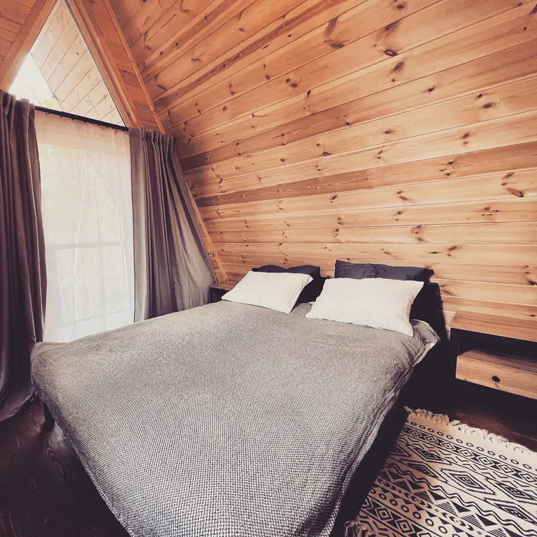 Дом-шале в окружении сосен + зона барбекю с костровой чашей и мангалом