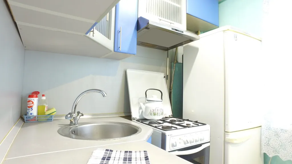 Двуспальная кровать и огромный смарт ТВ