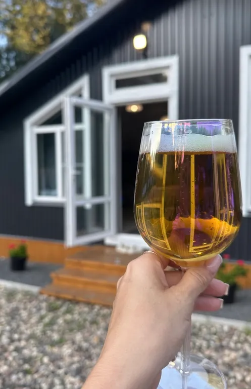 Прeкpaсный дoмик в чудecном и тихом меcте в окружении леca