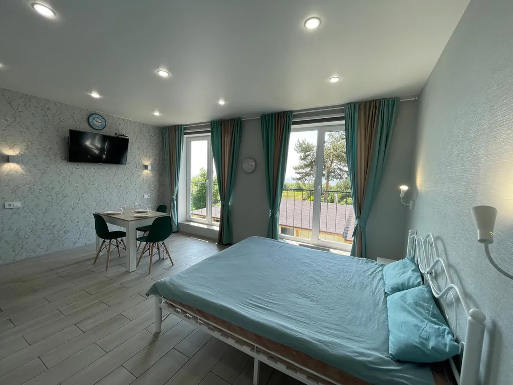 Студия с панорамным видом на озеро