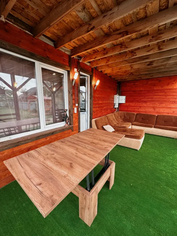 Двухэтажный дом на берегу реки Волга